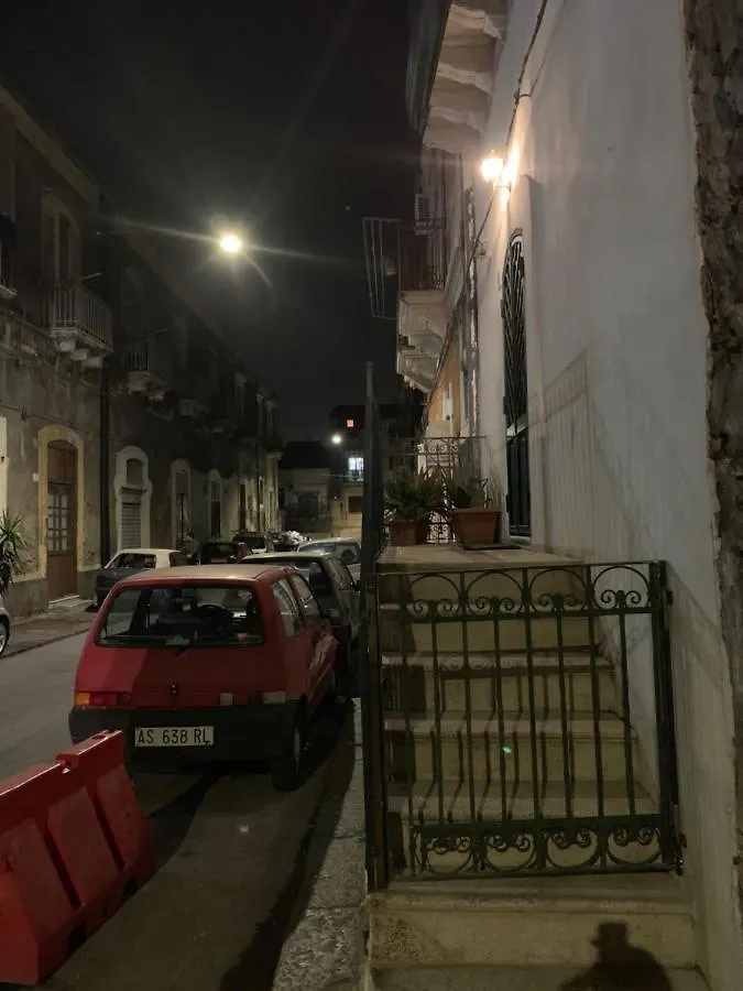 Appartamento Zziny House Aeroporto di Catania Fontana Rossa